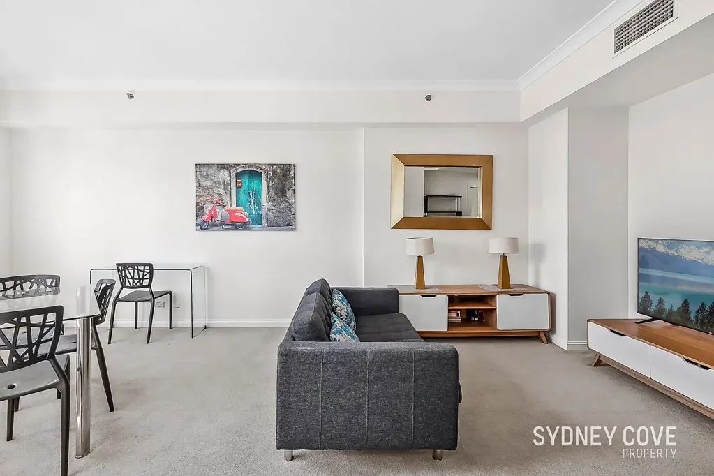 LIGHT FILLED CENTRAL ONE BEDROOM APARTMENT | Furnished