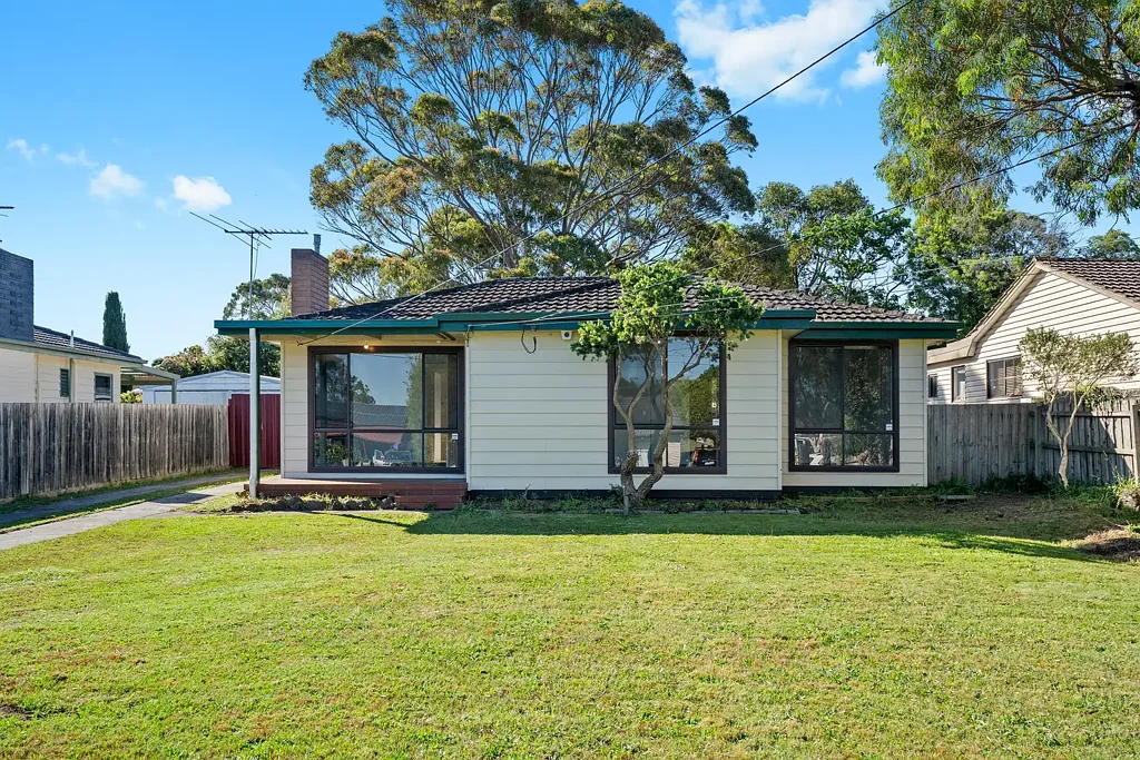 Ferntree Gully 3房 宽敞729平地块 灵活家庭空间 原始燃气厨房 三卧中央浴室 大型双车位车库 步行生活圈 Renovate or redevelop (STCA)