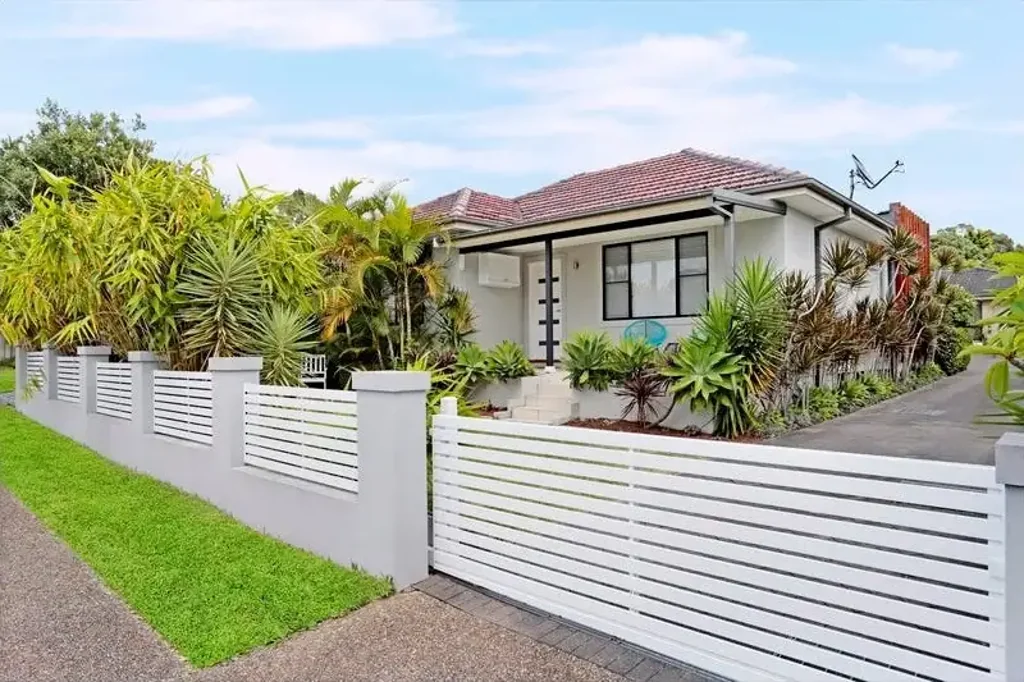 Caringbah 3房 西向朝向阳光足 开放空间岛台厨 Miele电器品质高 主卧独卫显尊贵 全屋木地板优雅 低维护后院休闲 步行便利生活美 Relaxed Family Home