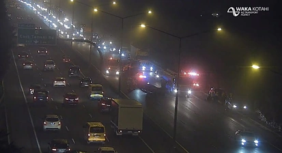 由于大雾和奥克兰高速公路车祸，通勤延误