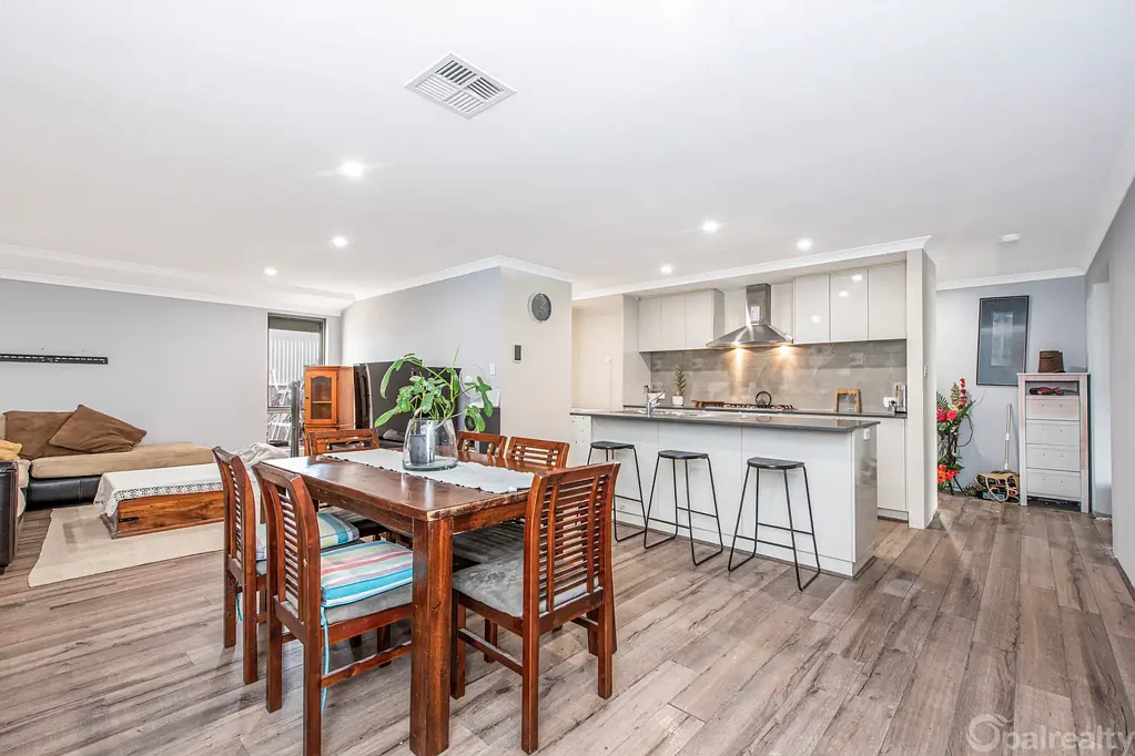 Golden Bay 5બેડરૂમ A home with potential & a triple garage