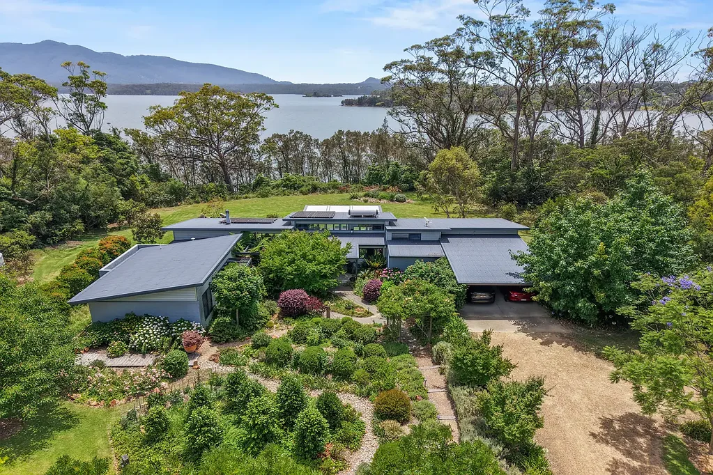 Wallaga Lake 4침실 Harmonious Lakeside Retreat on 2 Picturesque Acres