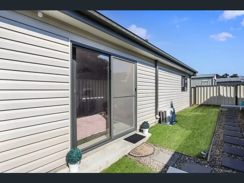 Modern 2 bedroom granny flat in a quiet street
