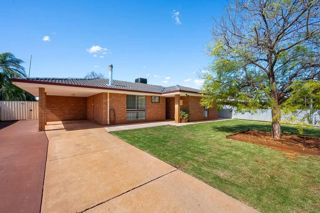 West Lamington 3બેડરૂમ Well-Maintained & Move-In-Ready, Three-Bedroom Home in a Great West Lamington Location!