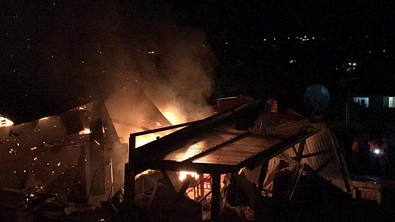 奥克兰中区一住宅今晨发生爆炸，房屋几成灰烬，致两人受伤（一人重伤）