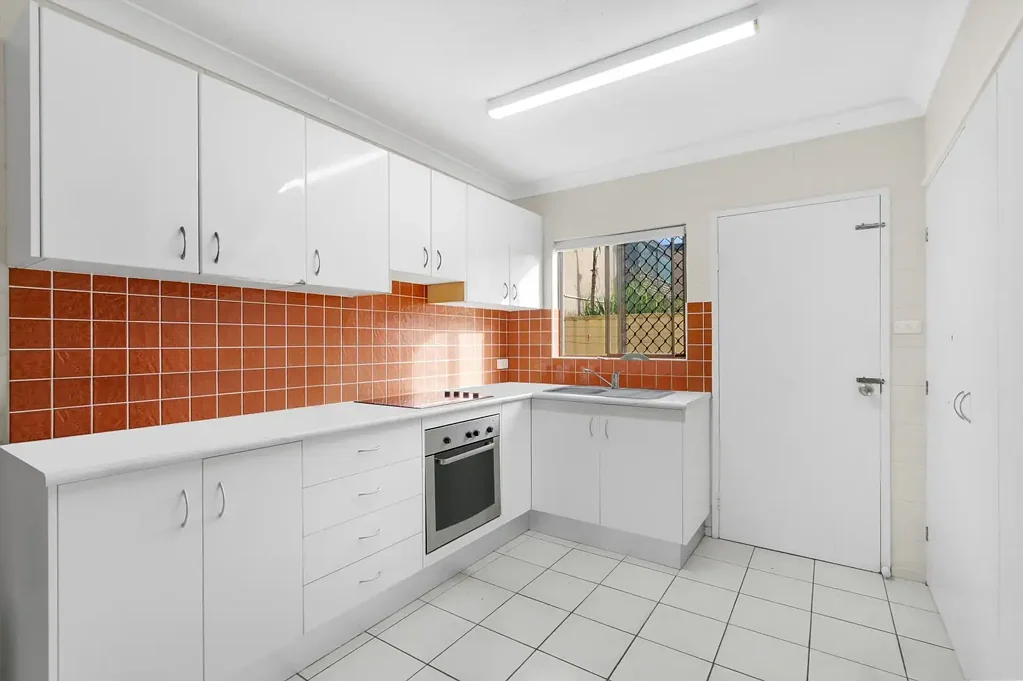 Manoora 2Zimmer Secure Investment Opportunity in a High-Convenience Location