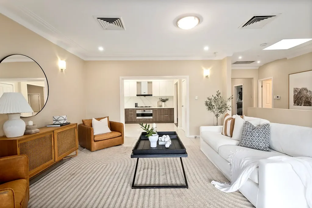 Wollongong 4房 四卧三卫宽敞 时尚厨房步入储藏 私密绿意阳台 全屋地砖木地板 主卧套间空调 低层灵活空间 低维护后院 舒适实用地段 Expansive Family Haven