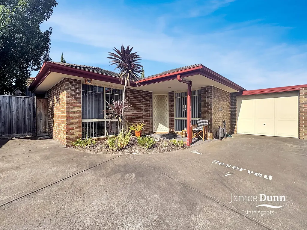 Great sized unit in central Frankston!