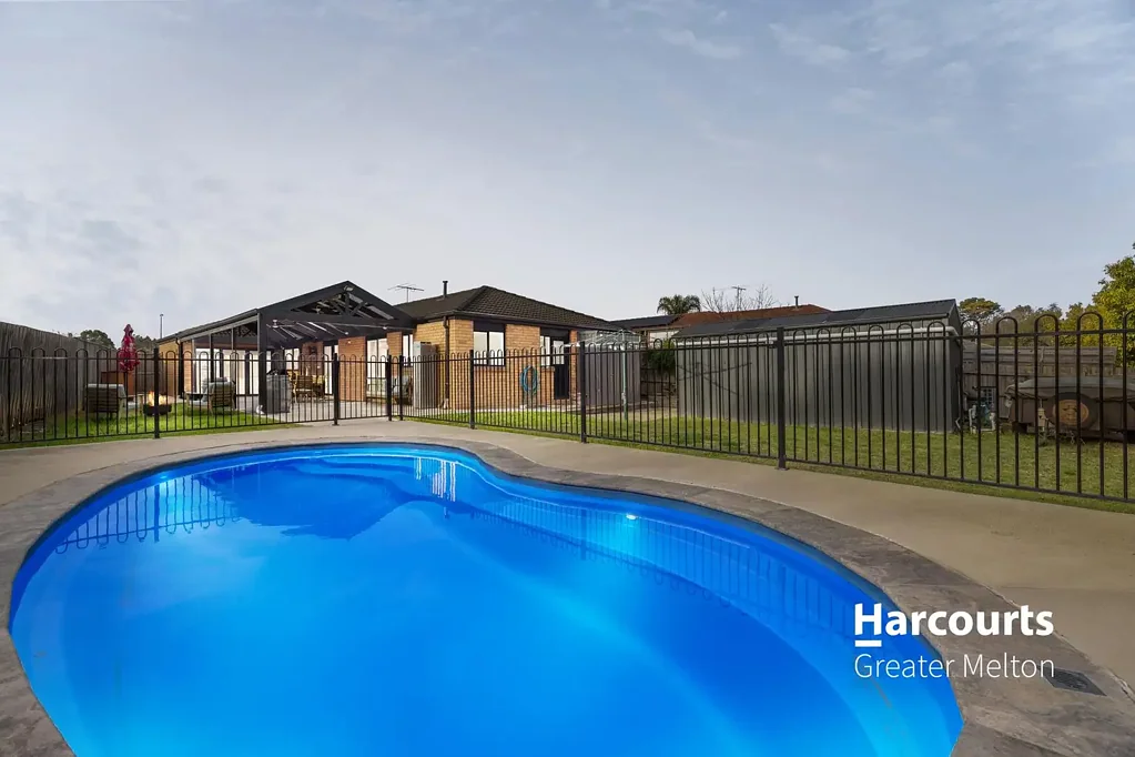 Maddingley 4कमरा Family Oasis with Poolside Entertaining & Room to Grow