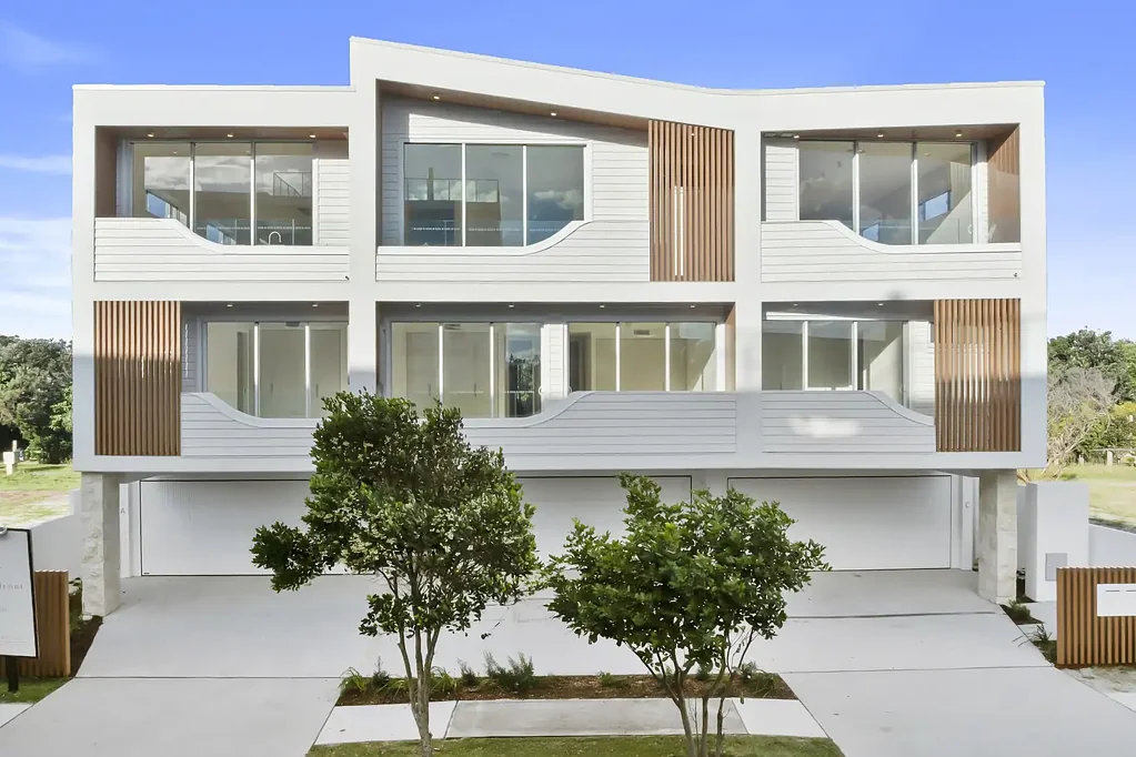 Kingscliff 4chambre Absolute Beachfront Luxury with Rooftop Ocean Views | Construction Complete, Move-In Ready