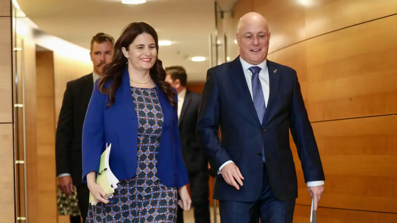 一大波机构裁员、财政缺口庞大!NZ政府应放弃减税吗?过半数选民这样看……