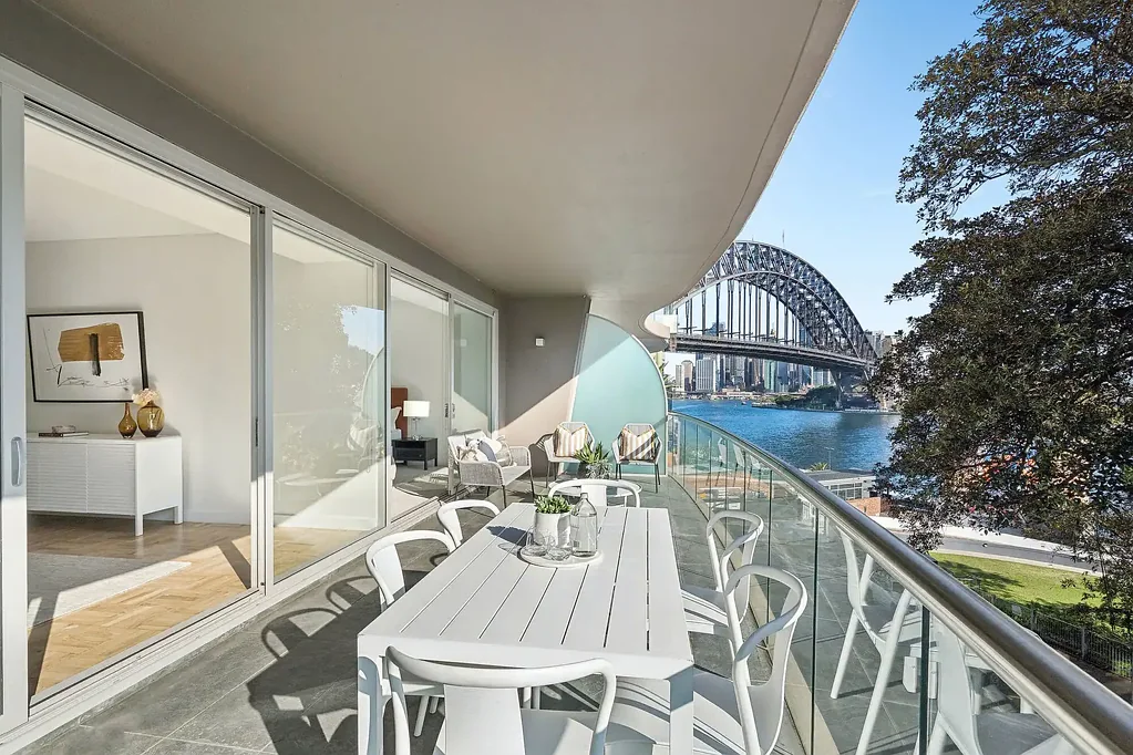 Milsons Point 3 Bedroom 'Aquarelle' Elegant apartment with Harbour Bridge views
