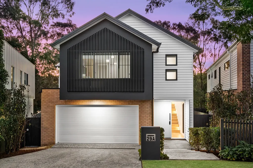 Carindale 4 Bedroom PRIVATE LUXURY FAMILY HAVEN BACKING ONTO RESERVE