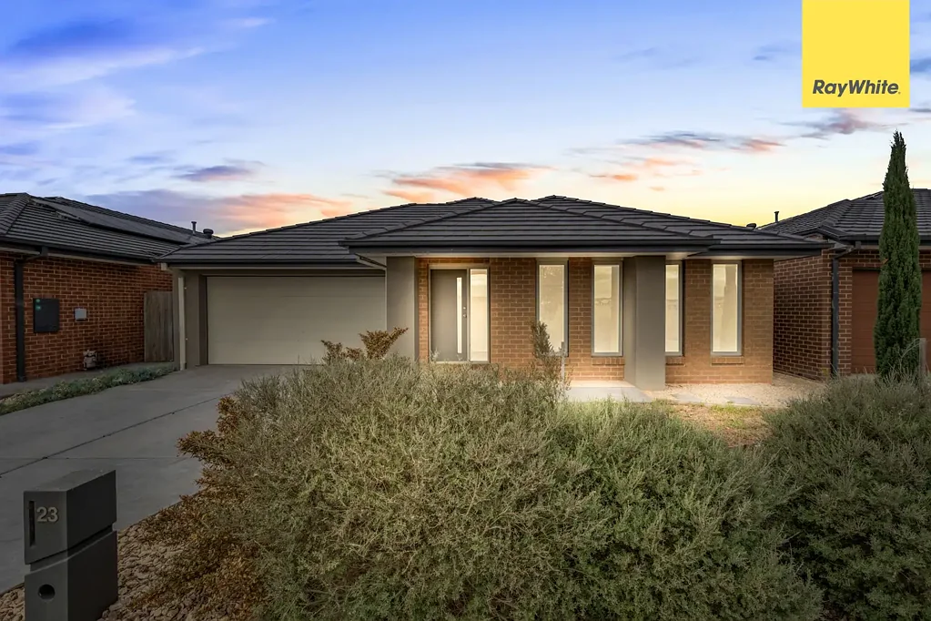 Manor Lakes 4 Bedroom Designed for Effortless Living with Light-Filled Spaces and a Generous Backyard for the Whole Family