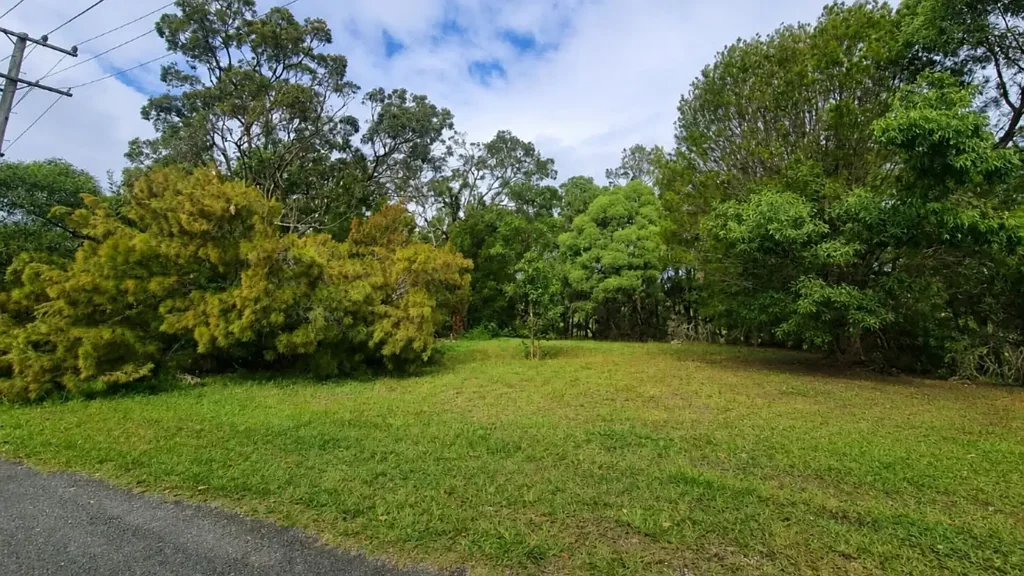 Macleay Island Generous 974m2 block with water access potential