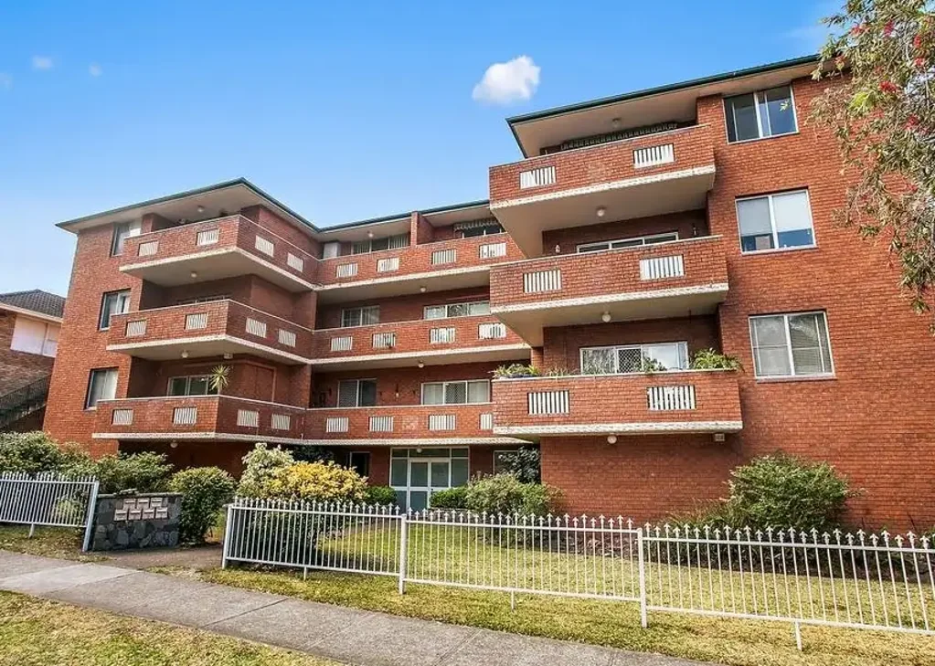 Carlton 2房 绝佳地理位置 350米车站 高天花板地板 现代厨房 阳光阳台 超大车库 储藏室便利 步行生活圈 Superb Comfort and Convenience