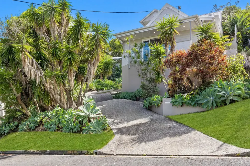 Furnished Cottage Close To The Beach!