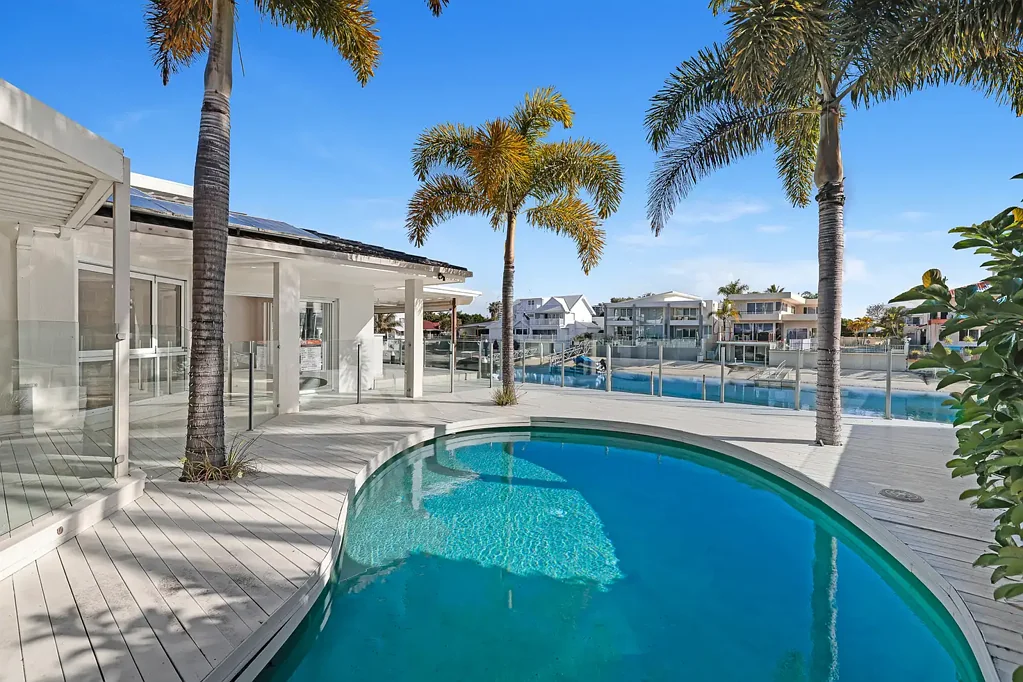 Surfers Paradise 4房  Single Level Paradise Waters Residence!