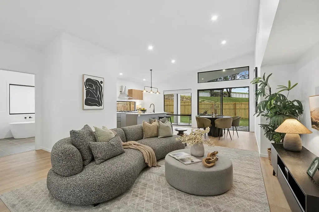 Ferny Grove 4房 家庭友好社区 606sqm宽敞地块 现代厨房岛屿吧台 主卧步入式衣帽间 全屋中央空调 靠近学校交通公园 Modern Elegance & Relaxed Family Living