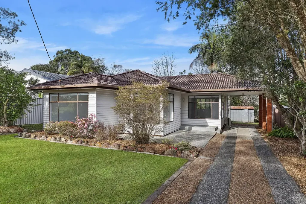 Killarney Vale 3 Bedroom Lakeside Location!