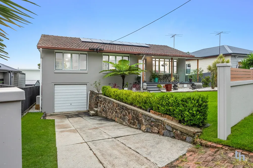 Charlestown 3Phòng ngủ Gorgeous Family Home on Expansive Leafy Block with Granny Flat Plans