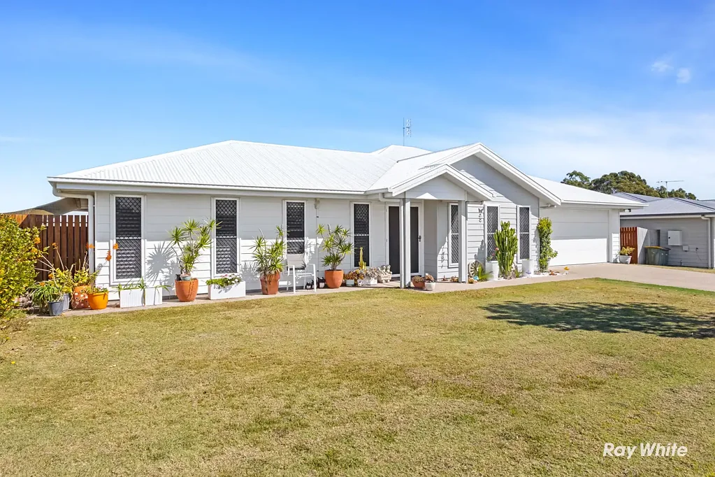 Hidden Valley 4ห้องนอน Modern Coastal Living on a Huge 1,469sqm Allotment with Shed, Spa & Endless Potential