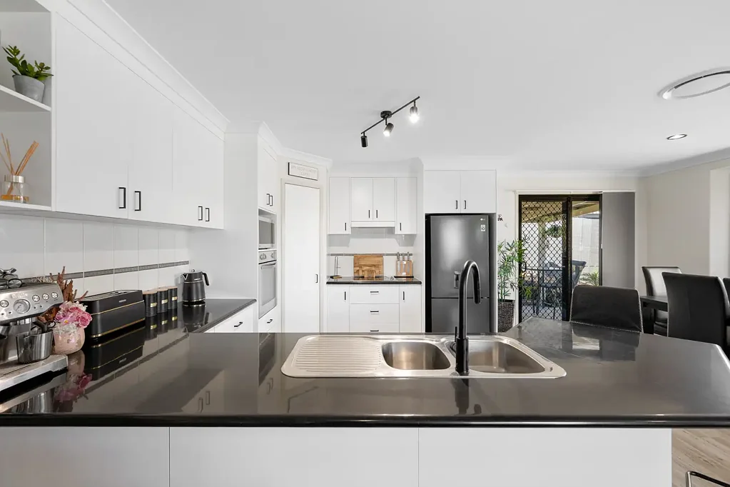 Kin Kora 4 Bedroom Contemporary Brick Home in Sought-After Kin Kora on 754m²