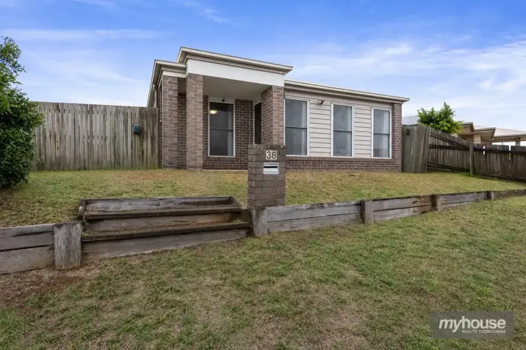 Cranley 4 Slaapkamer Elevated Position, Modern Comfort & A Location You'll Love