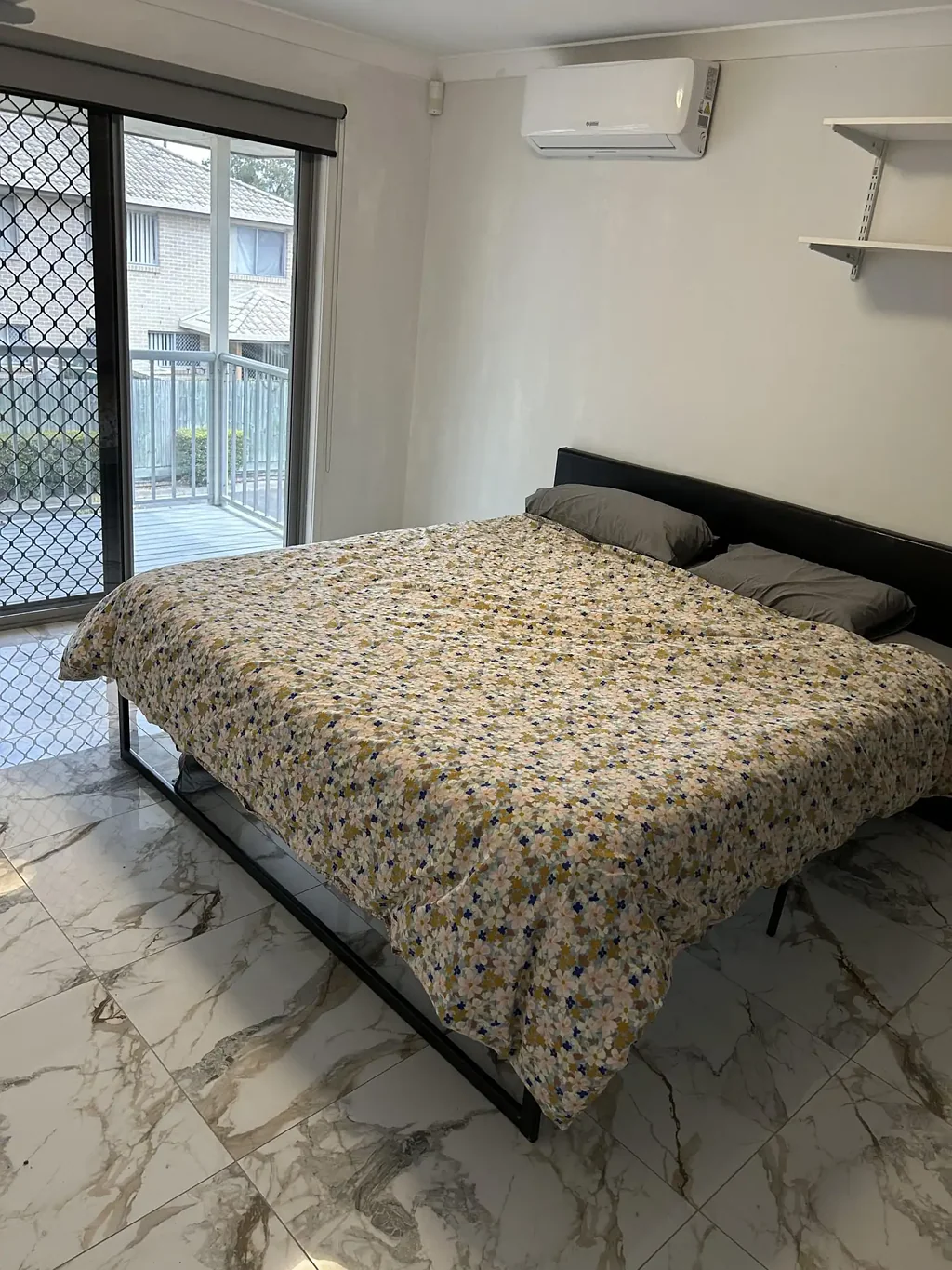 Modern Townhouse for rent, close by to train station and shops