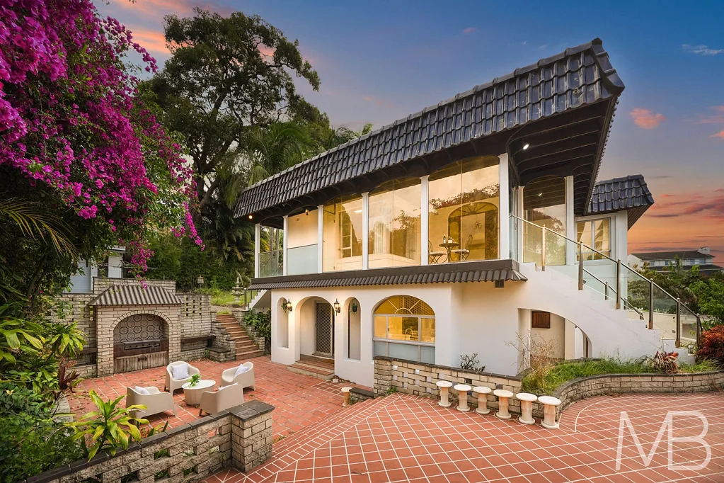 ELEGANT HOUSE WITH WATER VIEW & STUDIO