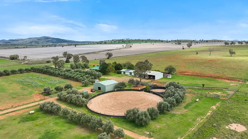 Somerton QUALITY HORSE INFRASTRUCTURE
EXPANSIVE COUNTRY HOMESTEAD