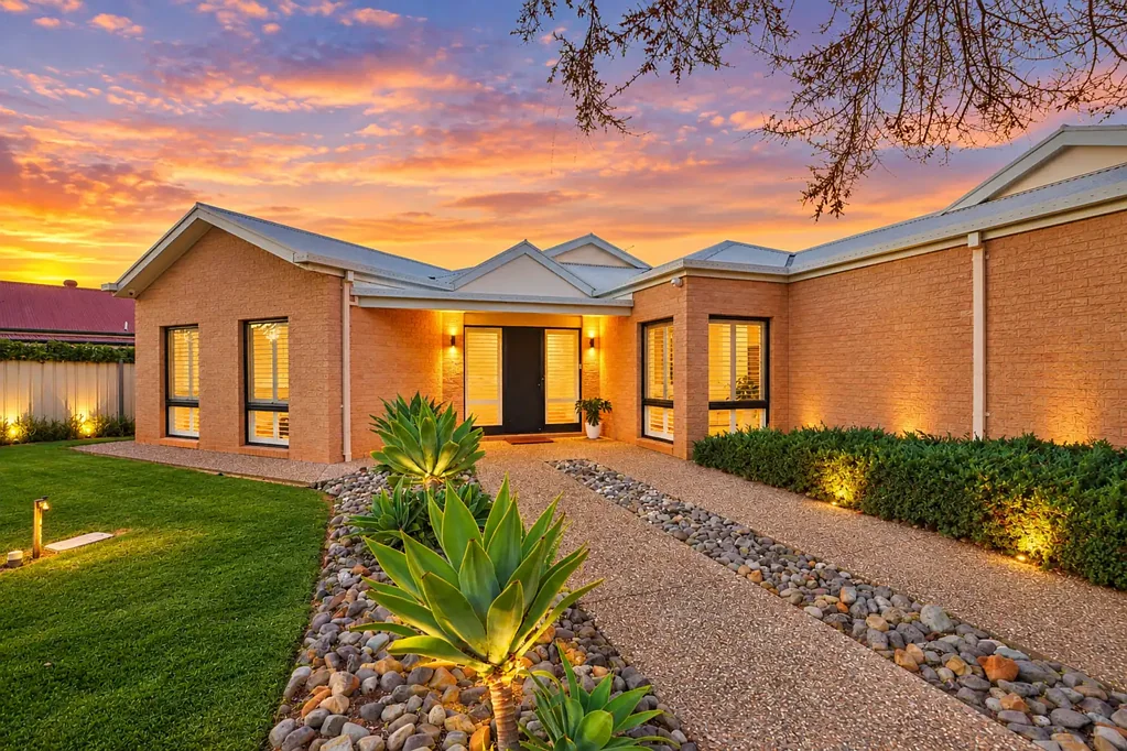 Mildura 3બેડરૂમ PRESTIGIOUS POSITION WITH BEAUTIFULLY PRESENTED LIVING