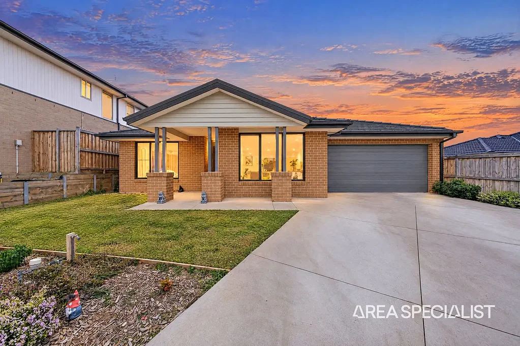 Pakenham 4침실 The Brief: Quality Family Living with Two Living Areas in a Quiet Pakenham Location