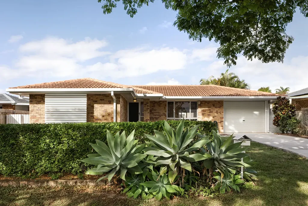 Bracken Ridge 3침실 Three Bedroom Lowset Brick Home with Multiple Living Zones and Expansive Outdoor Appeal!