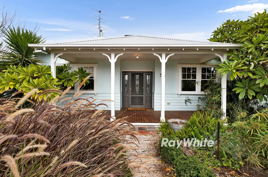 Red Cliffs 3Zimmer Beautifully Presented Character Home with Timeless Appeal