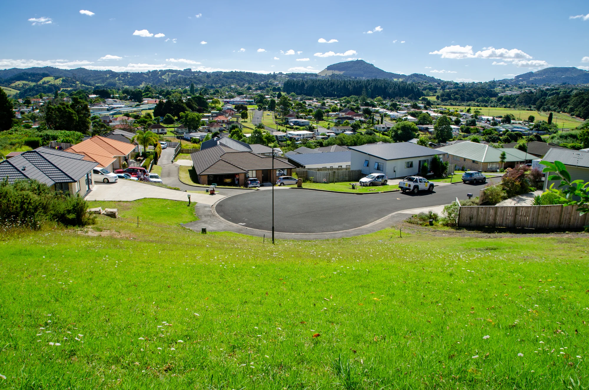 Tikipunga Elevated, Location, Convenience