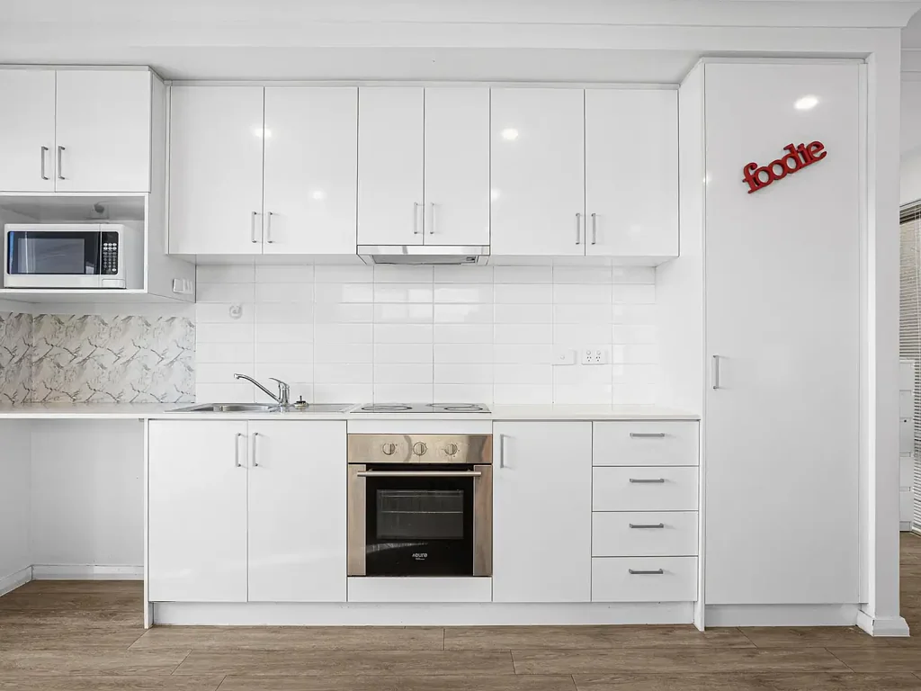 Beckenham 2 Bedroom Modern, low maintenance 2x1!