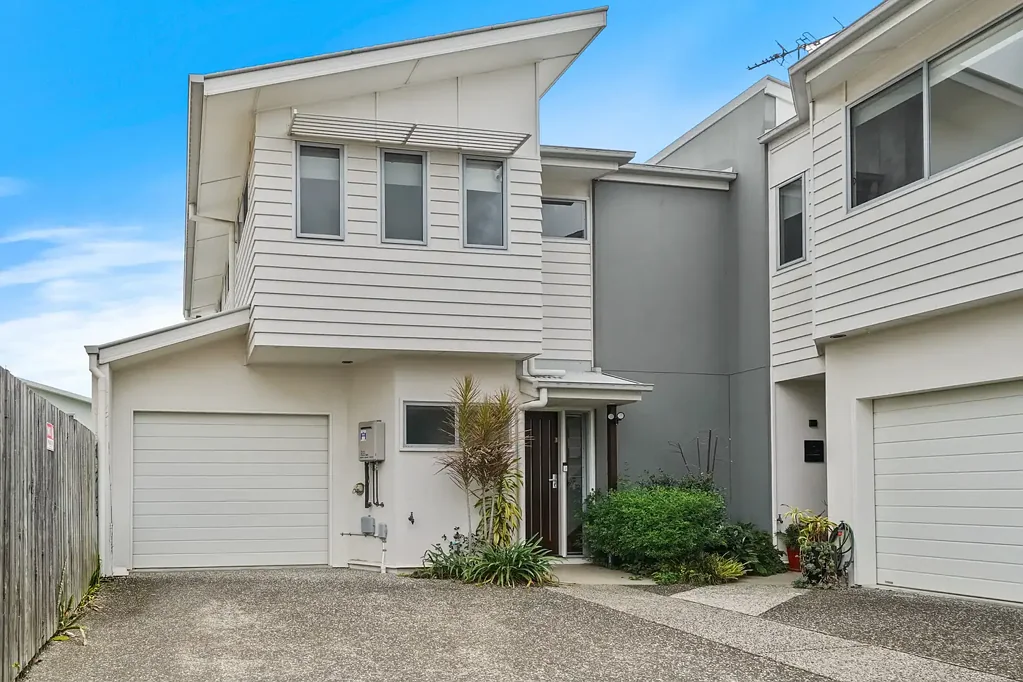 Hamilton 3房 现代宽敞联排别墅，位于专属精品社区 Modern, Spacious Townhome in an Exclusive Boutique Complex