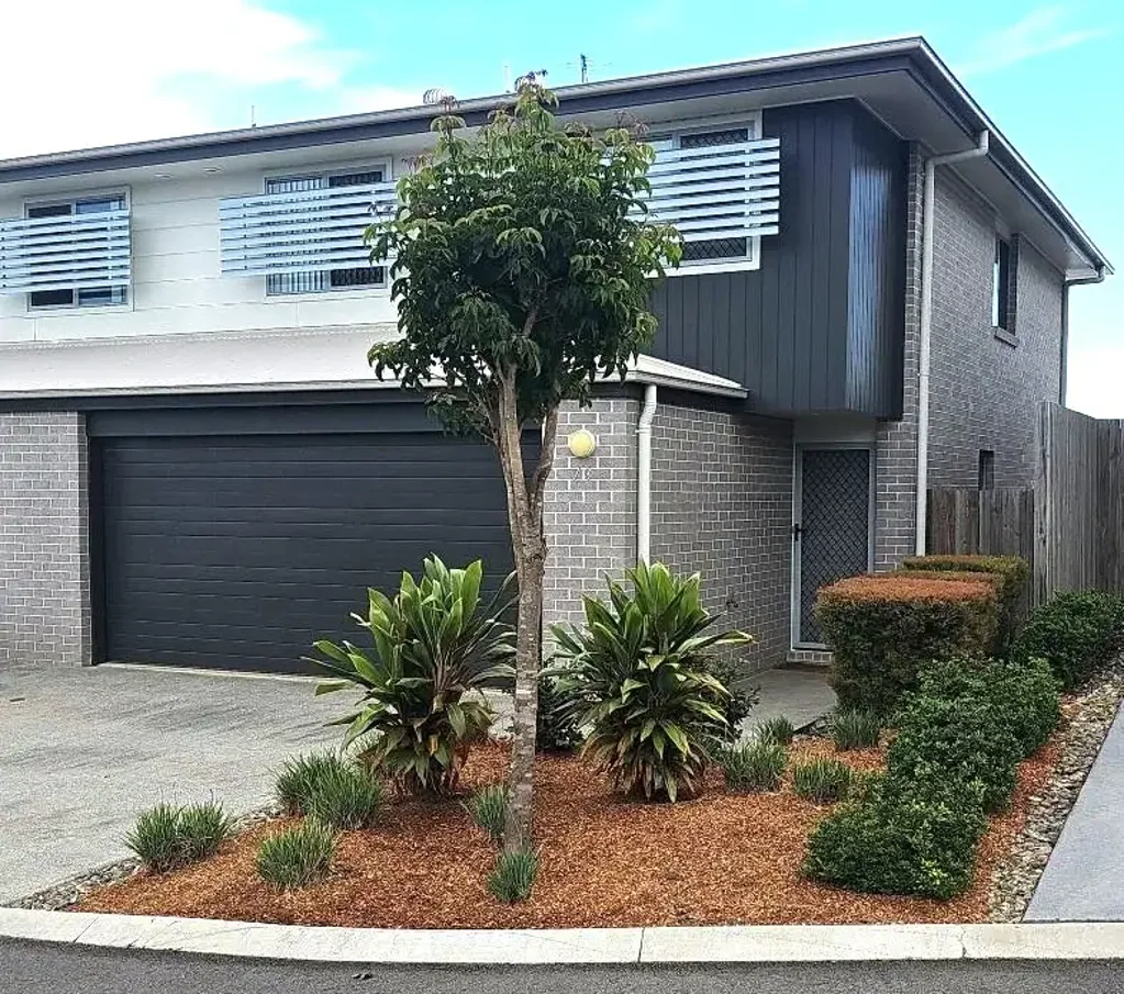 4 BEDROOM- 2 BATHROOM FULLY DUCTED AIR-CONDITIONED TOWNHOUSE