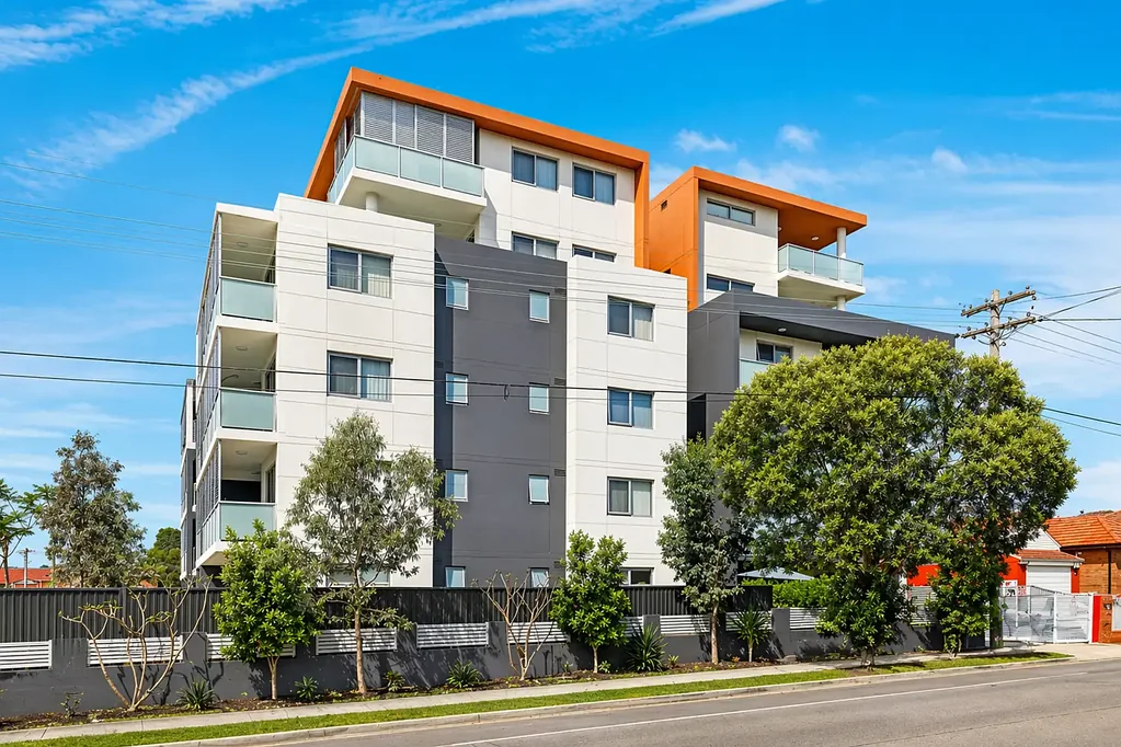 Belmore 2ห้องนอน Modern Oversized Apartment with 135sqm on Title, Walk to Belmore Station