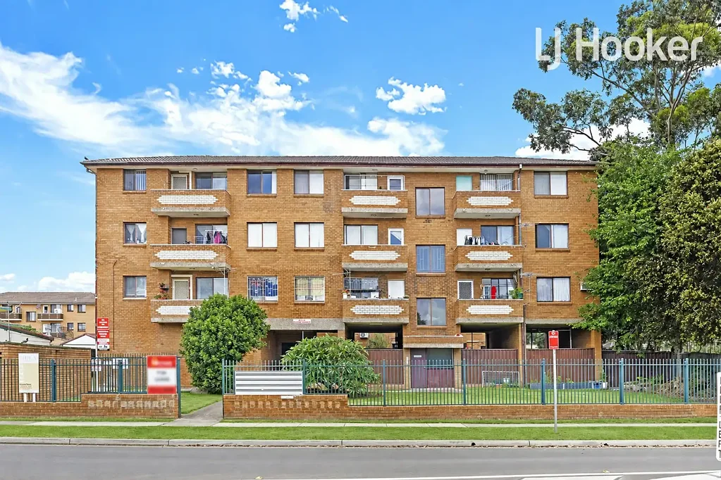 Cabramatta 2房 全砖两卧室单元房，带两个停车位和 CBD 景观 Full-Brick Two-Bedroom Unit with Two Car Spaces and CBD Views