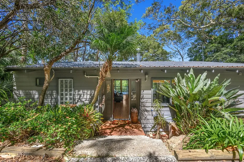 Avalon Beach 3房 宁静小巷位置 叶状景观设计 三居室两卫浴 双车位车库 开放式生活区 阳光露台 私人花园 翻新扩建空间 便捷社区交通 Secluded Avalon Beach hideaway in a very affordable price range!
(access via Brindisi Place)