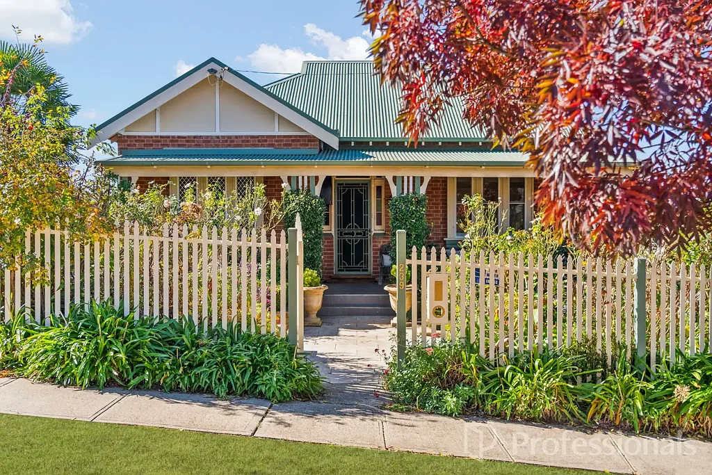 Bathurst 4房  Red Brick Heritage Style Home with Pool & spectacular CBD Views