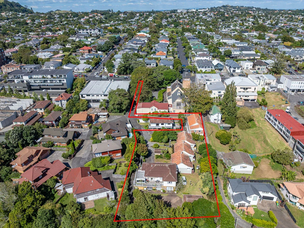 Mount Eden 6房 5 套房产，每周租金超 $3,255，整体出售or分开投资！ 3 Titles - Estate Realisation