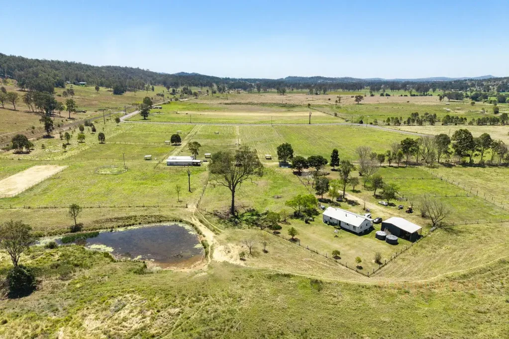 Laravale 3ਬੈੱਡਰੂਮ Complete Equestrian Setup with Bore, Arena & Stables – Available to Inspect