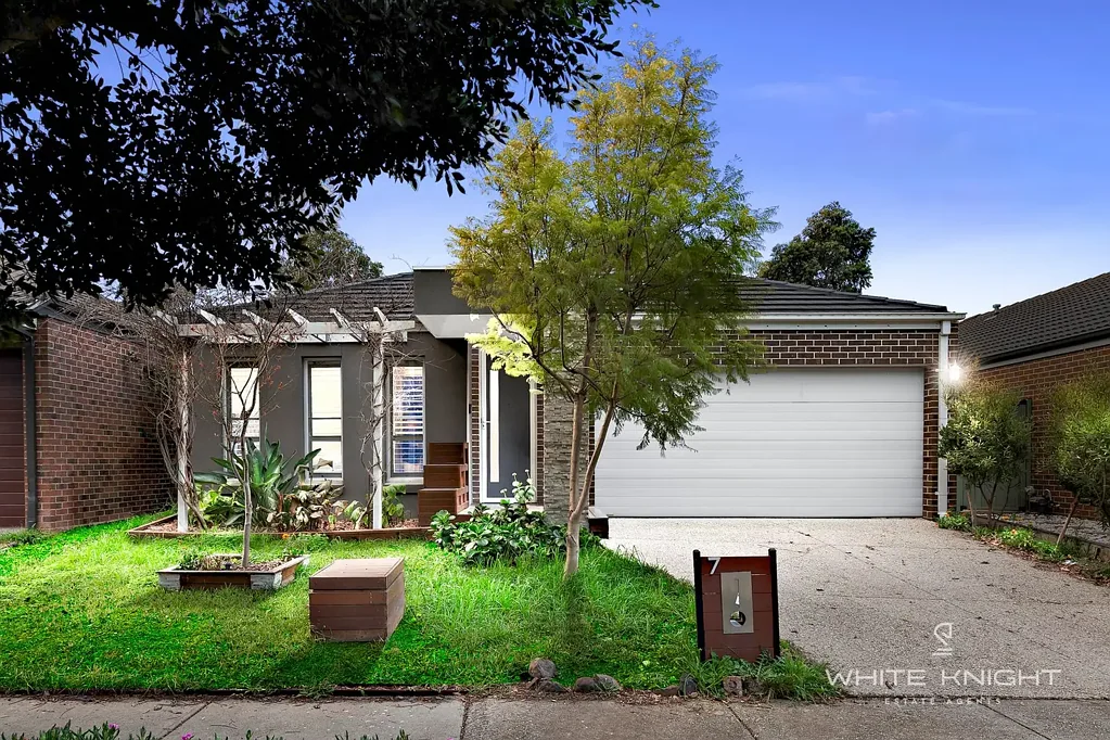 Caroline Springs 4 Bedroom STYLISH LIVING AT A PRIME LOATION!