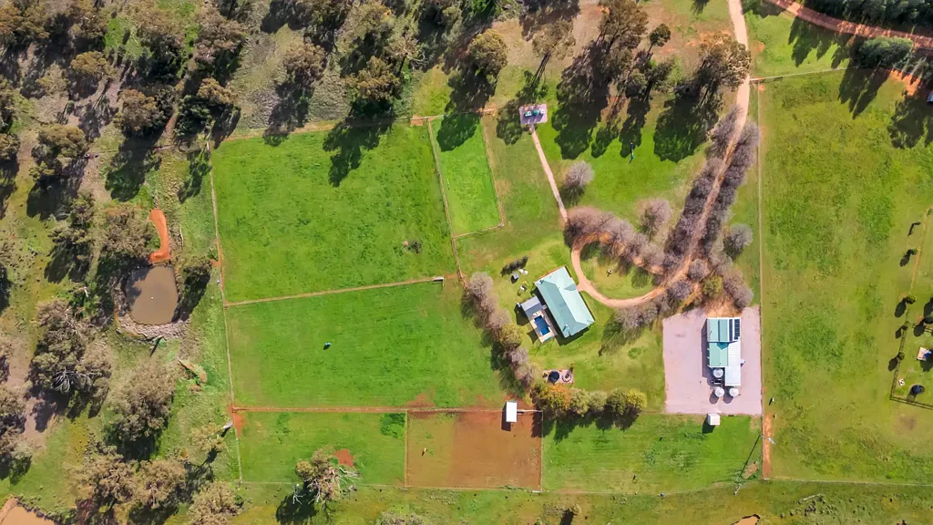 Parkes 5Kwarto Lifestyle Acreage with Space and Comfort
