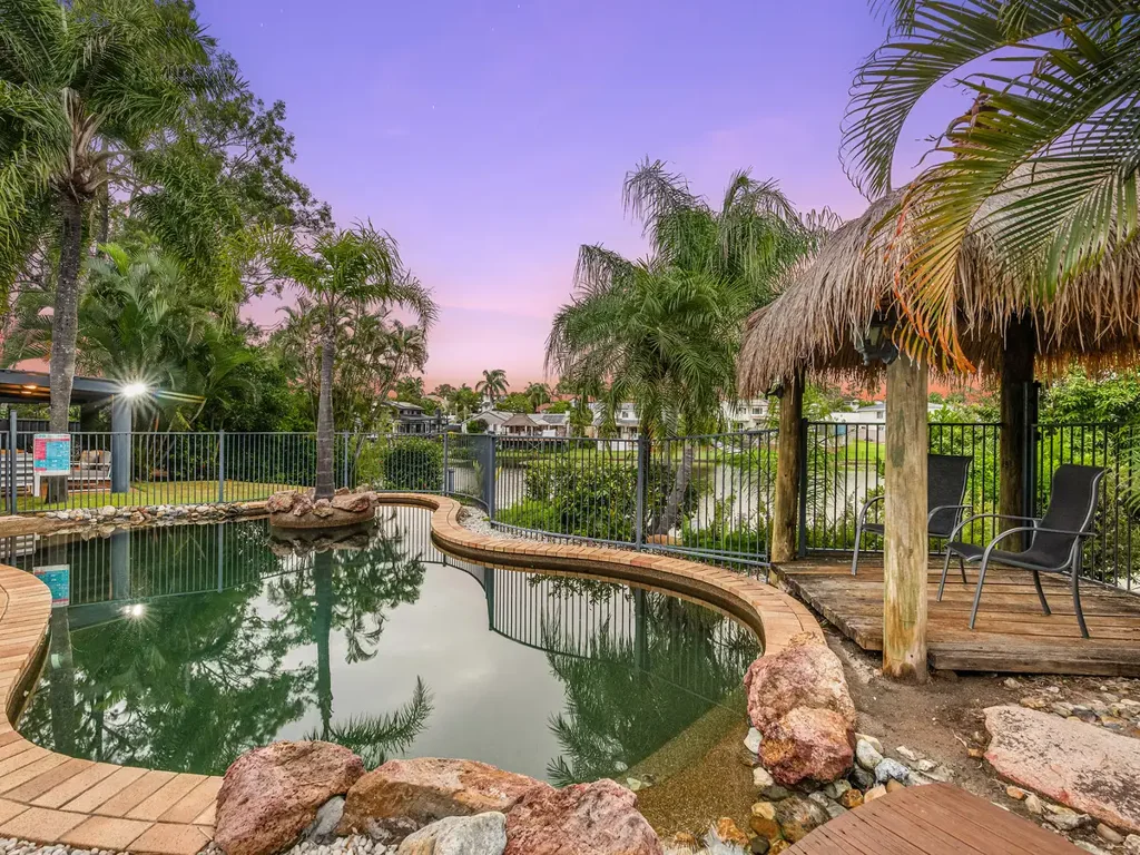 Westlake 5Zimmer Secluded Lakeside Property Surrounded by Lush Flora