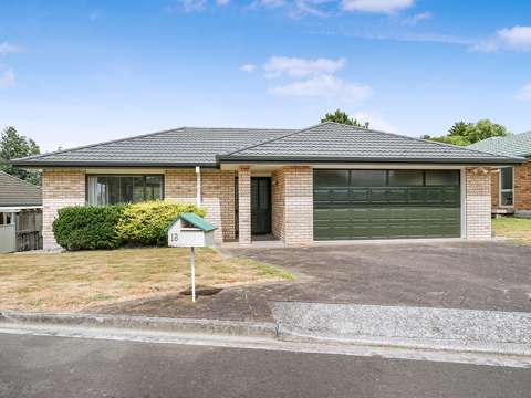 Glenview 3房  Spacious Brick Home in Tranquil Glenview Setting