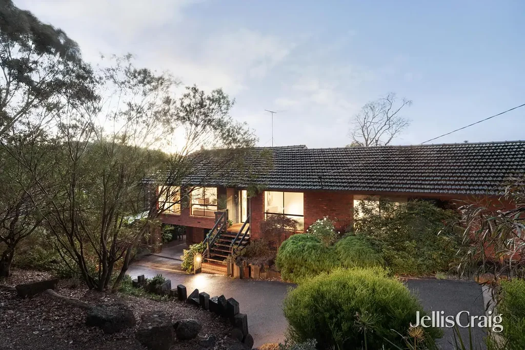 Warrandyte 4房 1英亩丛林景观 精美翻新家庭住宅 毗邻Warrandyte State Park 厚实Carrara大理石台面 高端Neff烤箱 主卧套房带步入式衣帽间 中央供暖分体空调 Quality Meets Tranquility in the Heart of Warrandyte
